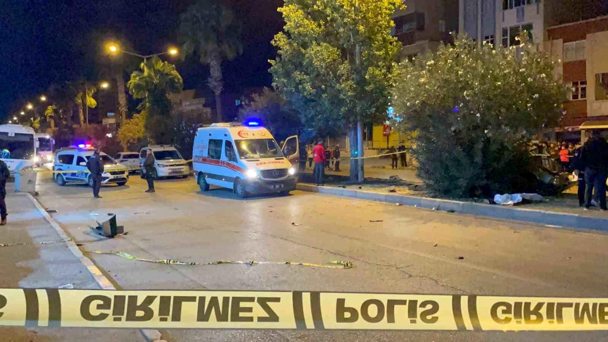 Adana\'da feci kaza! İkiye bölünen otomobil 3 kişiye mezar oldu
