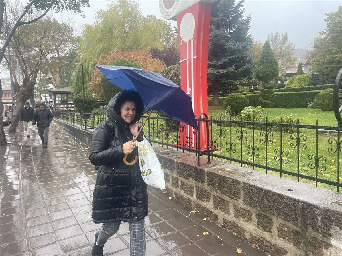 Afyonkarahisar\'da etkili olan sağanak hayatı olumsuz etkiliyor
