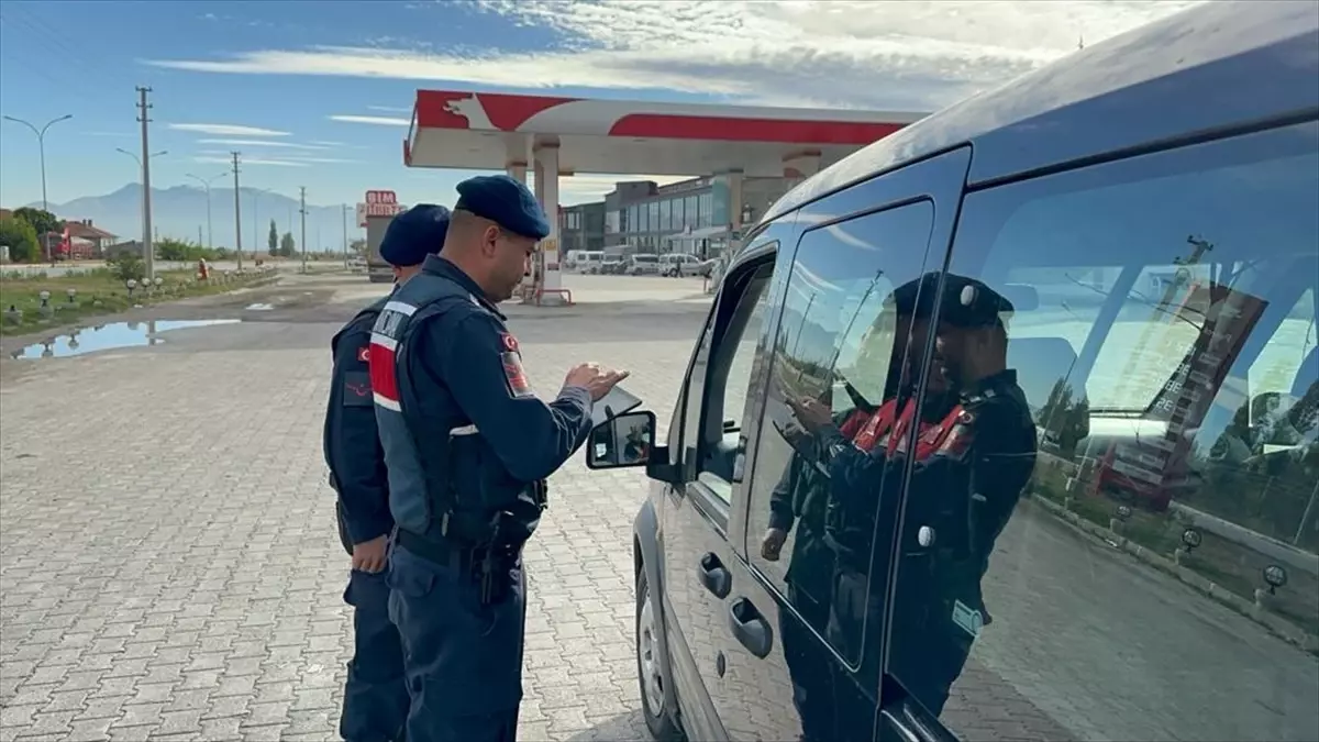 Afyonkarahisar\'da trafik kazasında 3 kişi yaralandı