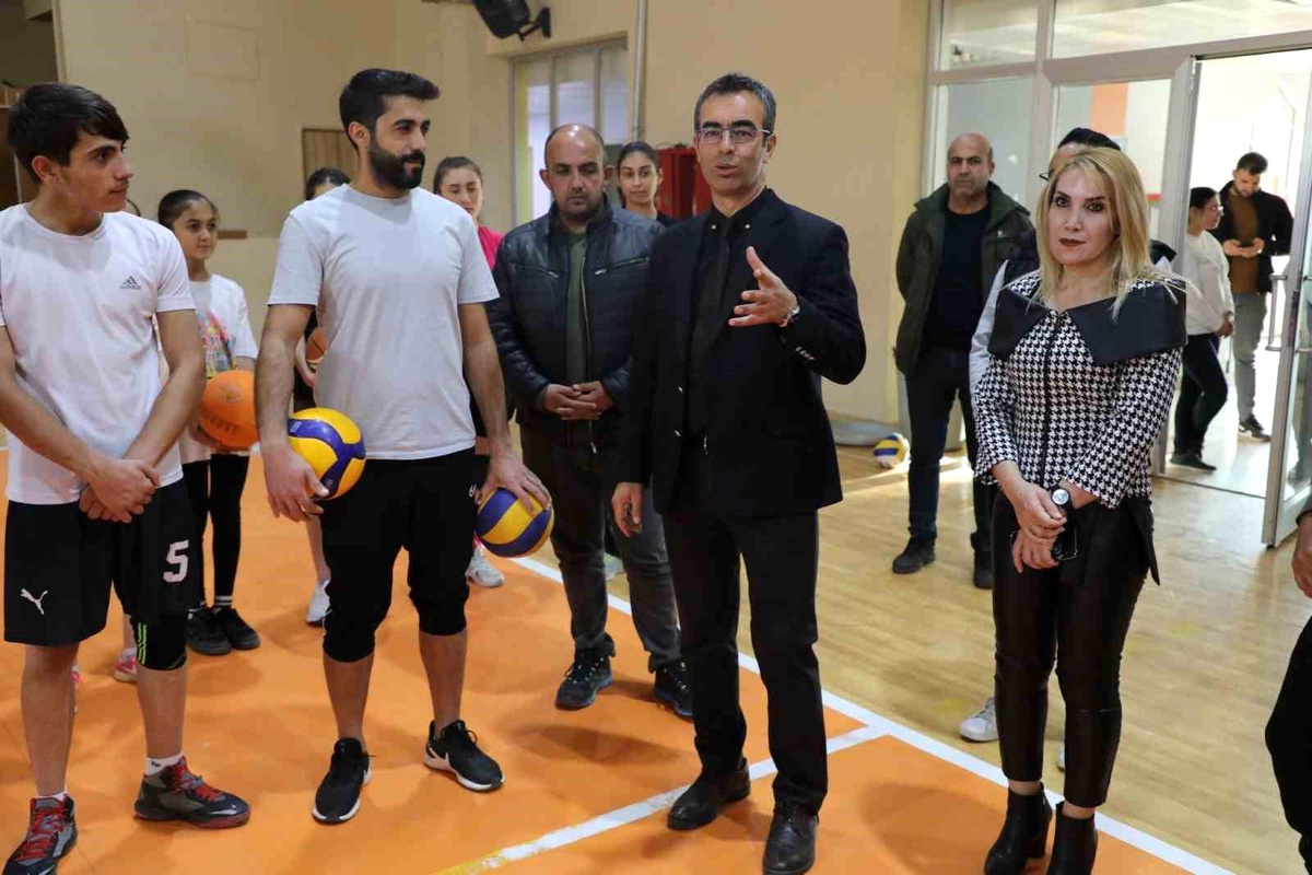 Ağrı Gençlik ve Spor İl Müdürü, Doğubayazıt\'taki Spor Tesislerini İnceledi
