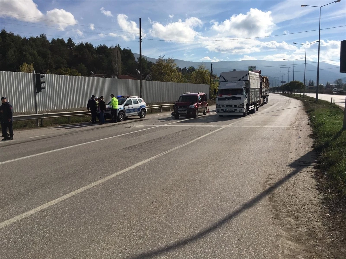 Amasya\'da hafif ticari araç ile otomobil çarpıştı, 1 kişi yaralandı