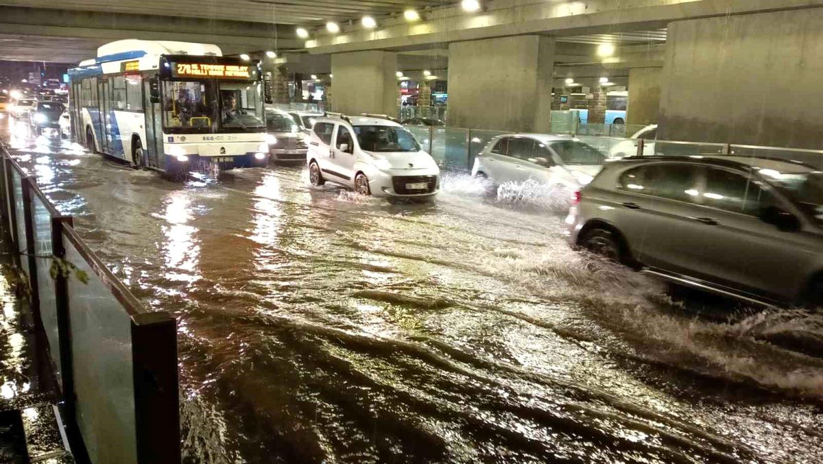 Ankara\'da Sağanak Yağış Yolları Su Bastı