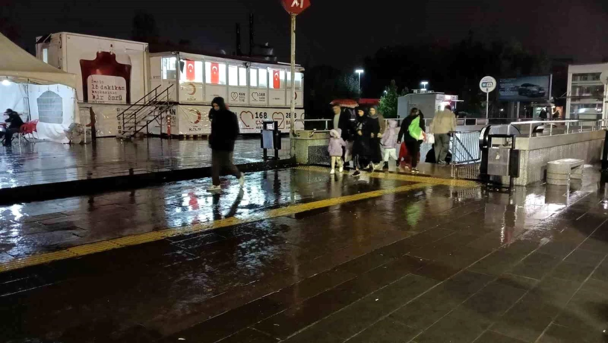 Ankara\'da akşam saatlerinde sağanak yağış etkili oldu