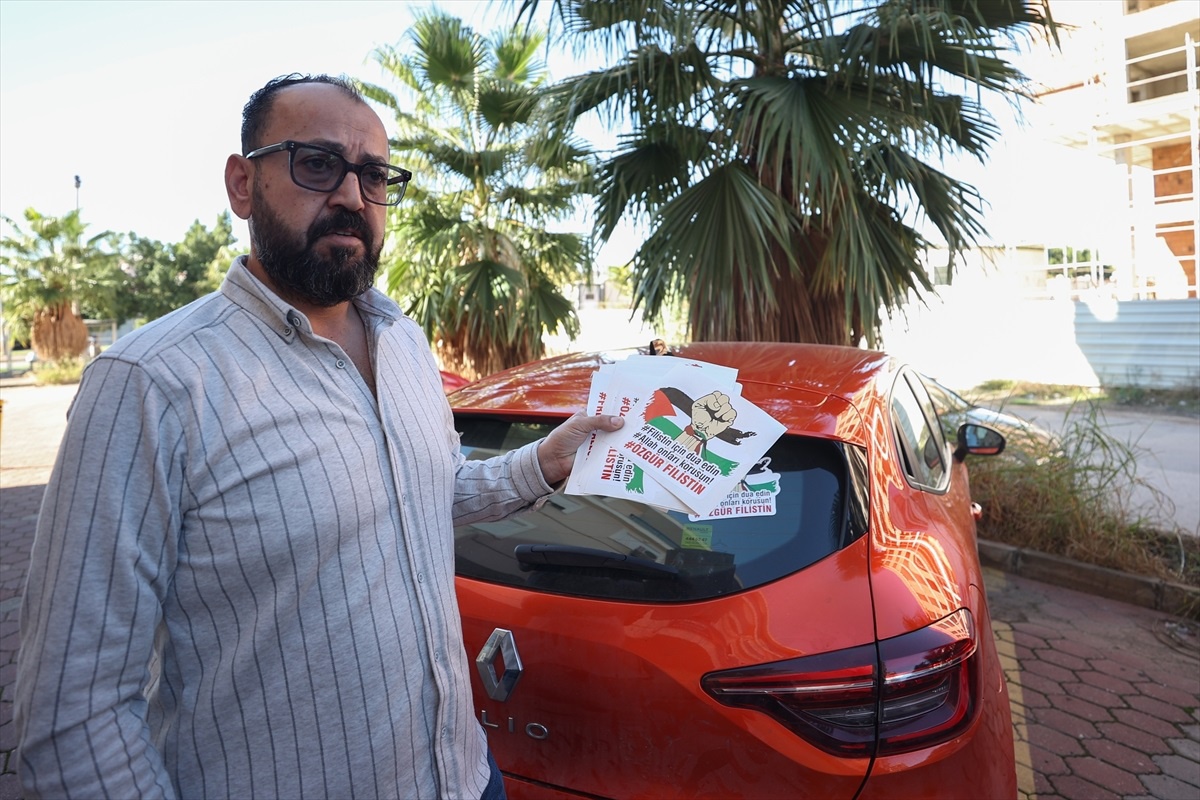 Antalya\'da yaşayan Filistinli "Özgür Filistin" temalı çıkartmalar ile İsrail işgalini anlatıyor