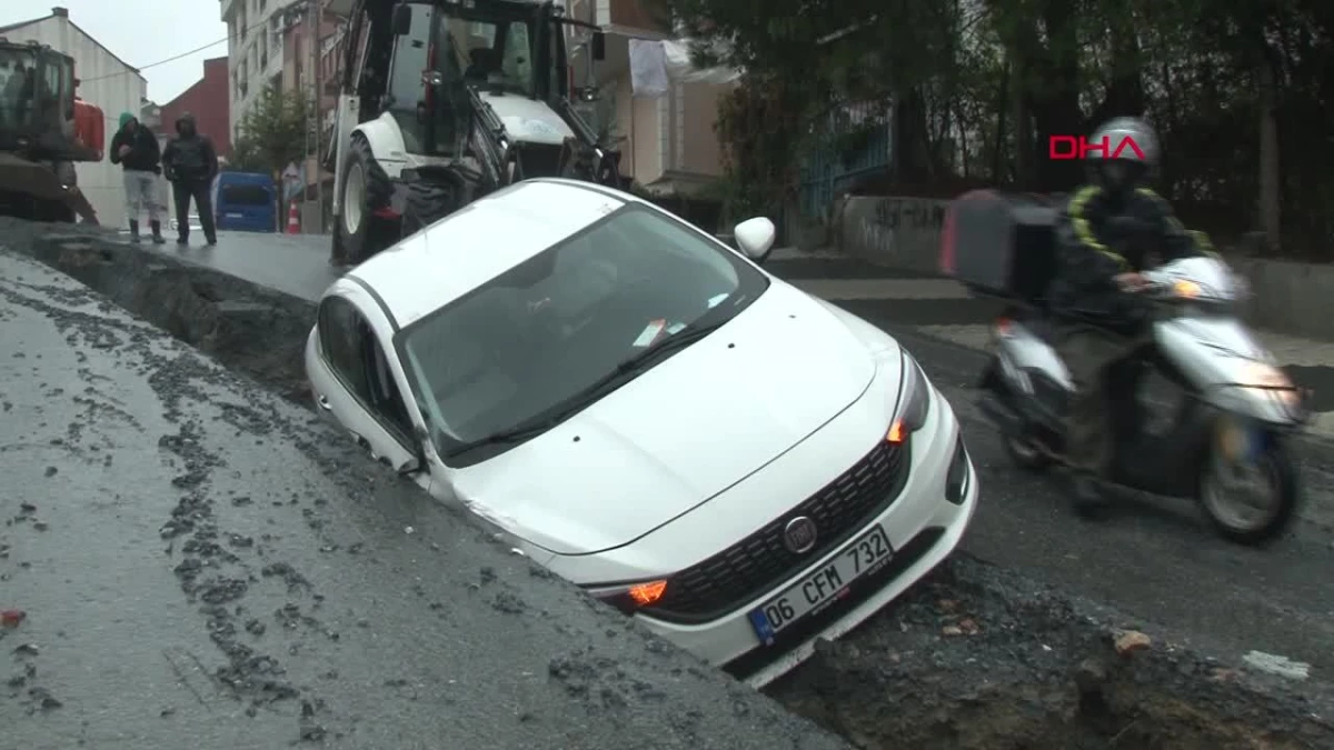 Arnavutköy\'de yağmur suyu kanalı çalışması sırasında otomobil çukura düştü
