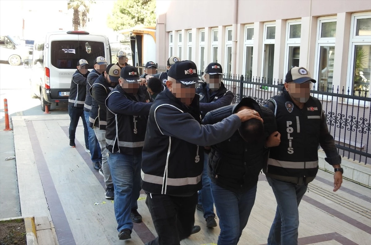 Aydın\'da Göçmen Kaçakçılığı Operasyonu: 5 Şüpheli Tutuklandı
