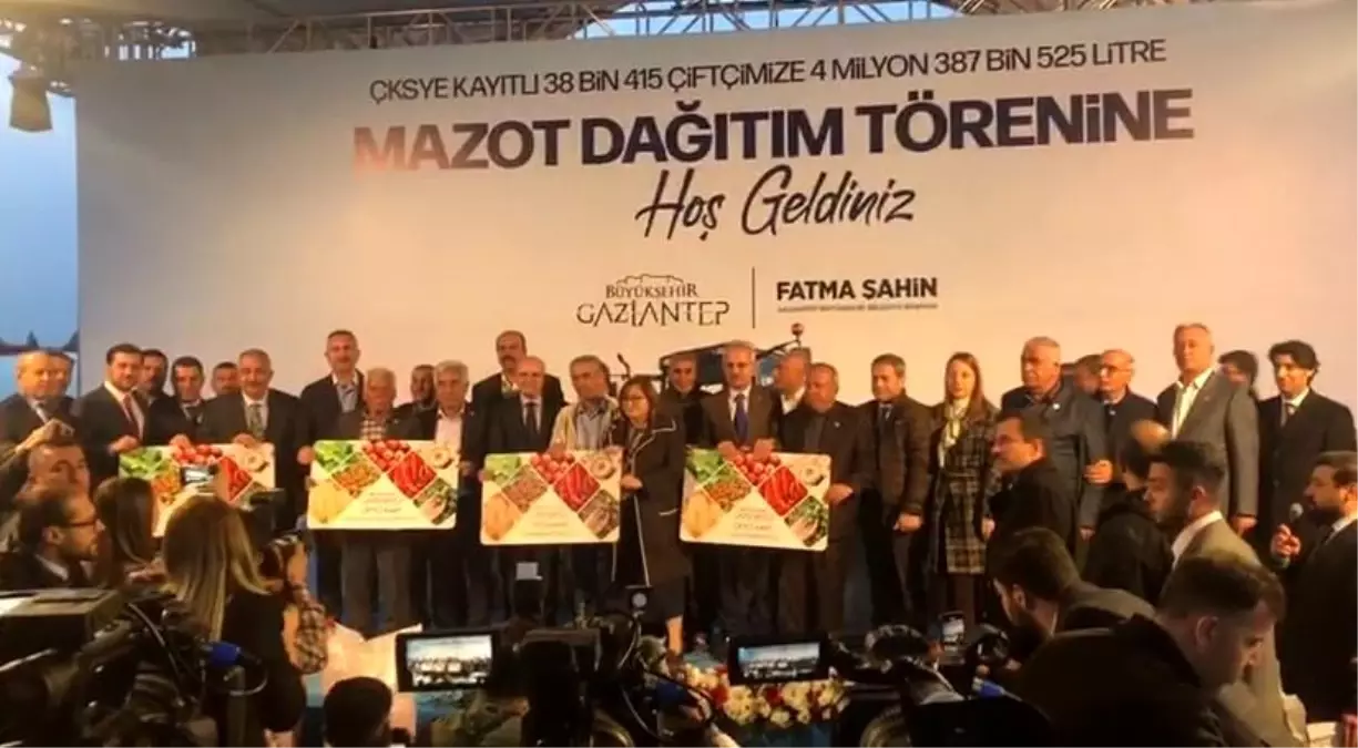 Bakan Şimşek, Gaziantep\'te çiftçilere mazot ve sertifikalı tohum dağıttı