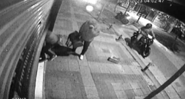 Bakırköy'de motosikletle kuyumcu dükkanına gelen 4 kişi, 7 milyon lira değerinde altın çalıp kaçtı Bakırköy'de motosikletle kuyumcu dükkanına gelen 4 kişi, 7 milyon lira değerinde altın çalıp kaçtı