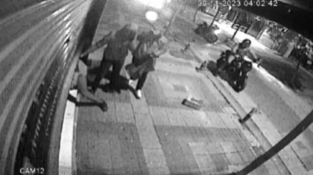 Bakırköy'de motosikletle kuyumcu dükkanına gelen 4 kişi, 7 milyon lira değerinde altın çalıp kaçtı Bakırköy'de motosikletle kuyumcu dükkanına gelen 4 kişi, 7 milyon lira değerinde altın çalıp kaçtı