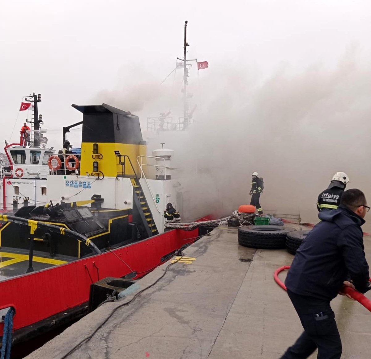 Tekirdağ\'da Ceyport Limanı\'ndaki Römorkör Yangınında Bir Kişi Hastanelik Oldu