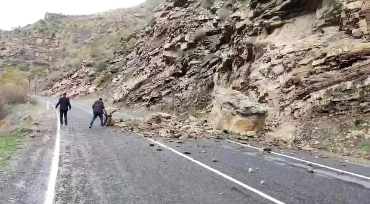 Hakkari\'de Sağanak Yağış Sonucu Yola Düşen Dev Kaya Parçaları Sürücülere Korku Dolu Anlar Yaşattı