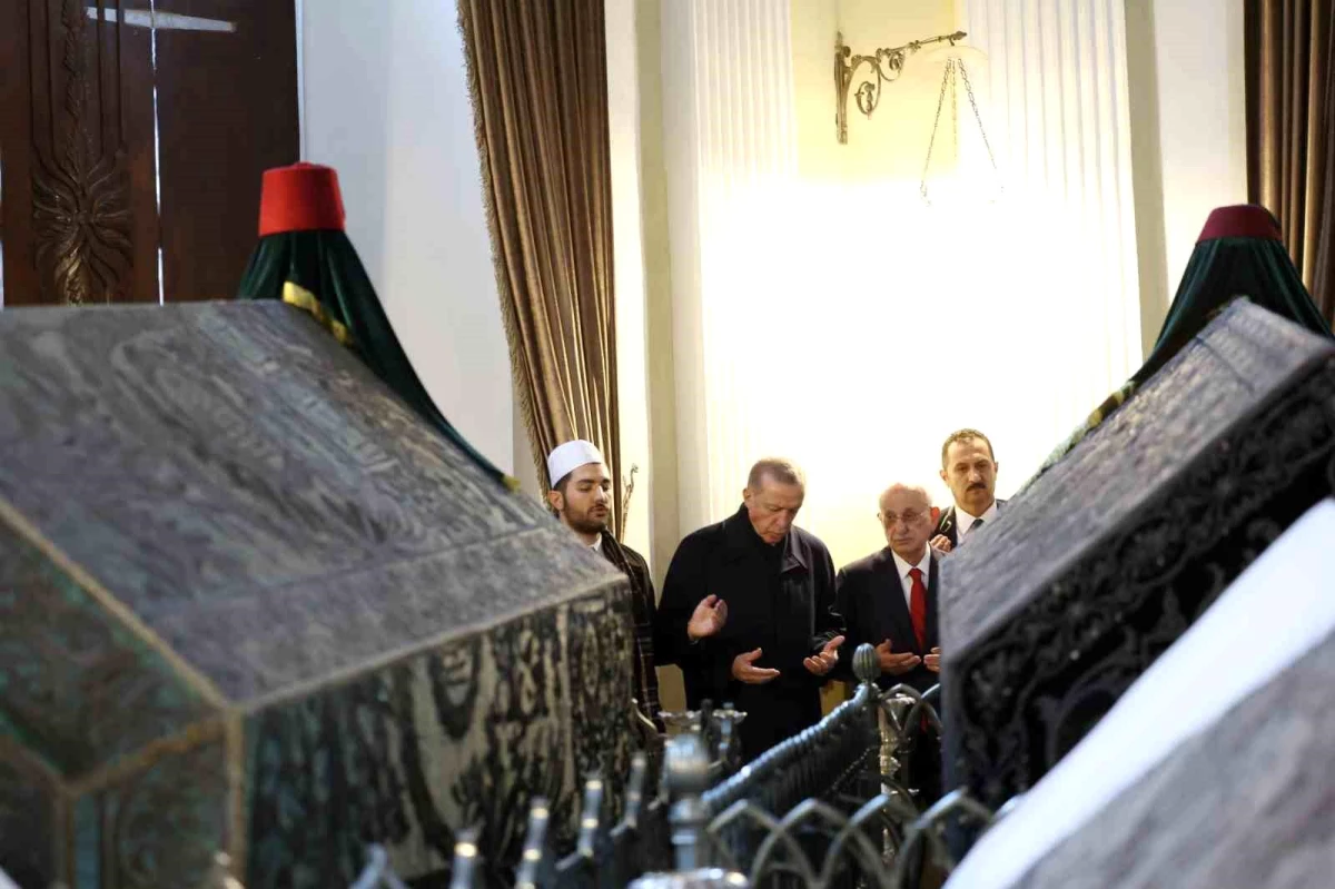 Cumhurbaşkanı Erdoğan 2. Abdülhamid Han türbesini ziyaret etti
