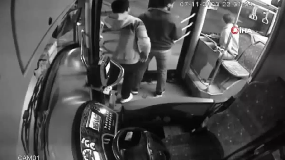 Ankara\'da Özel Halk Otobüsü Şoförü, Darp Edilen Genci Otobüsüne Bindirerek Kurtardı