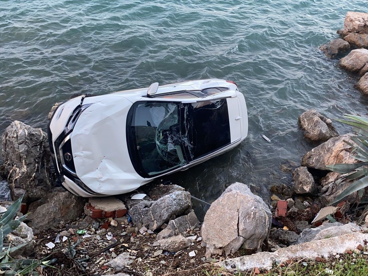 Muğla\'da Otomobil Uçuruma Yuvarlandı: Sürücü Yaralandı