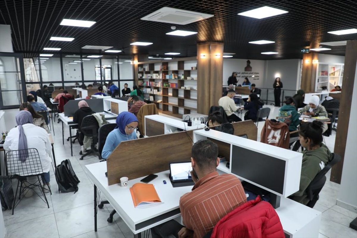 Yenişehir Belediyesi Edebiyat Evi\'nde Öğrencilere Destek
