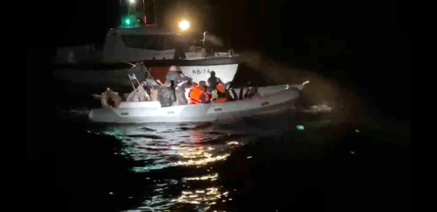 Fethiye\'de lastik botla Yunanistan\'a kaçmaya çalışan 19 düzensiz göçmen yakalandı