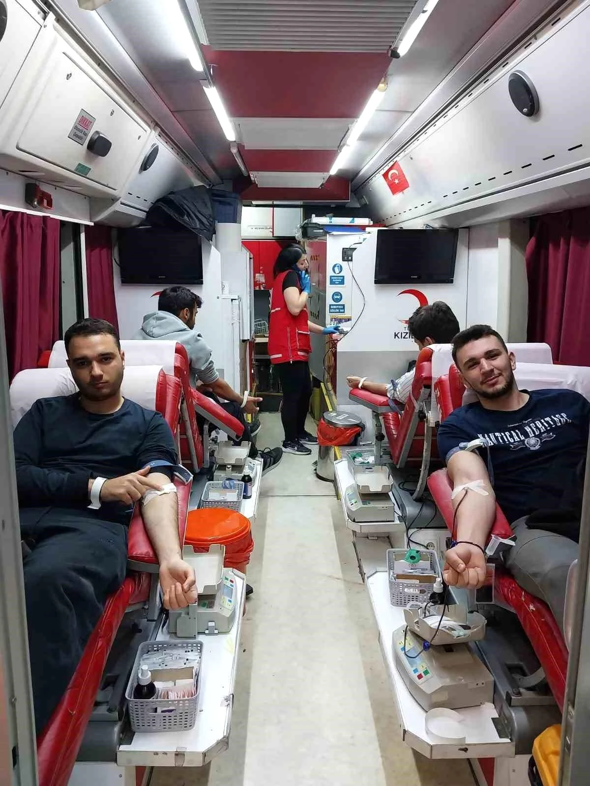 Düzce\'deki Gençler Kan Bağışında Bulundu