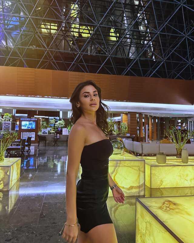 Gönül Dağı'nın genç oyuncusu Hazal Çağlar, mini elbiseli pozlarıyla büyüledi Gönül Dağı'nın genç oyuncusu Hazal Çağlar, mini elbiseli pozlarıyla büyüledi