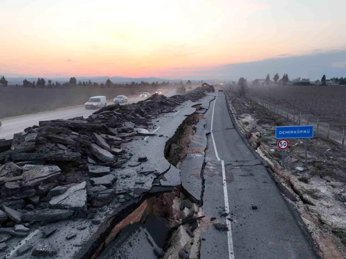 Hatay\'da deprem sonrası kırılan yolun yenilenme çalışmaları devam ediyor