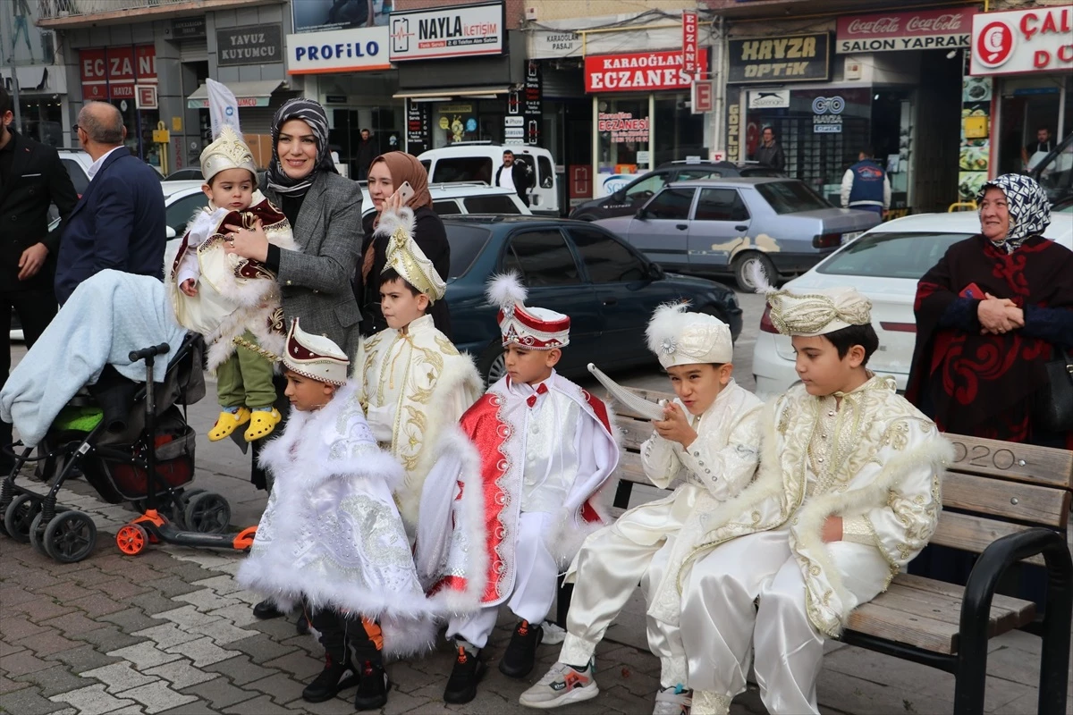 Havza\'da Hayırsever İş İnsanı Kumru Çiçek Sarıoğlu Tarafından Toplu Sünnet Töreni Düzenlendi
