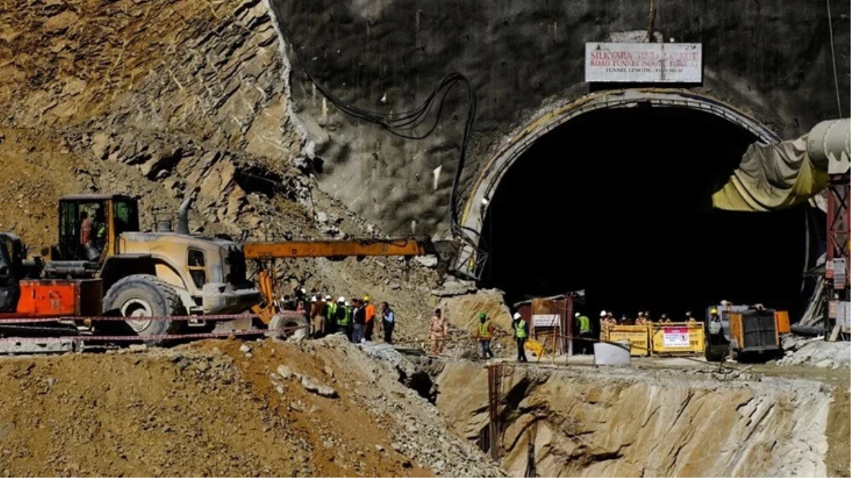 Hindistan\'da çöken tünelde mahsur kalan 40 işçiyi kurtarma çalışmaları kesintiye uğradı