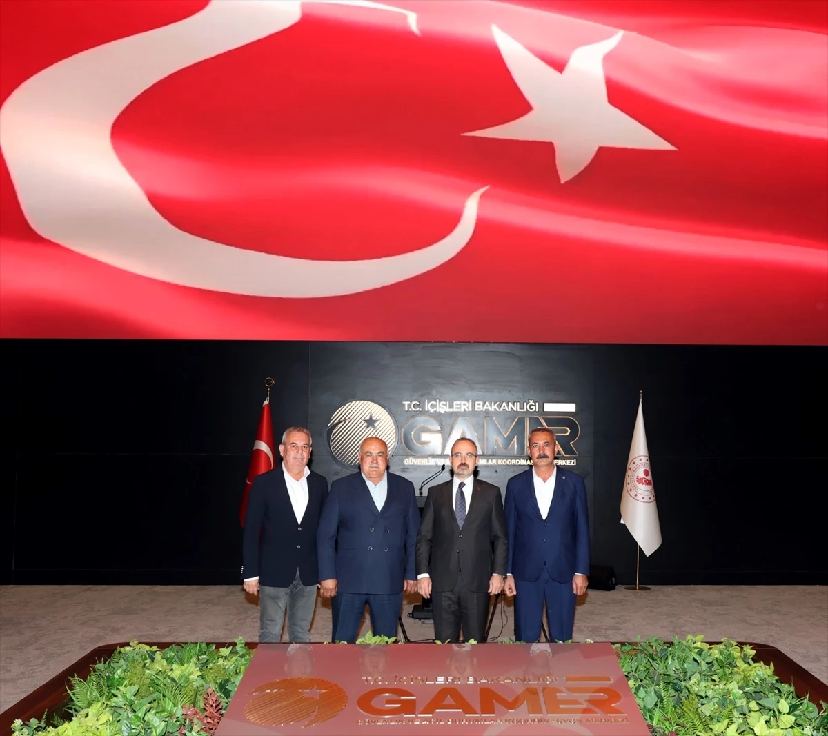 İçişleri Bakan Yardımcısı Bülent Turan, Çanakkale muhtarlarını kabul etti