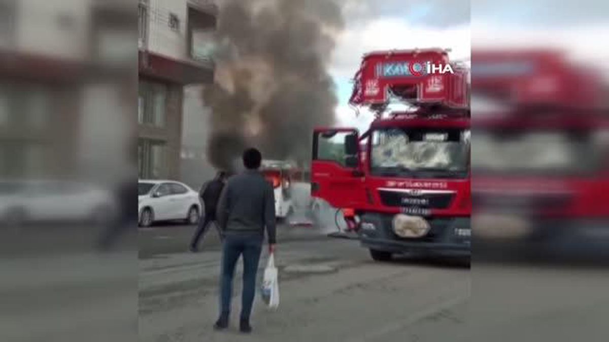 Iğdır\'da seyir halindeki araç alev alev yandı
