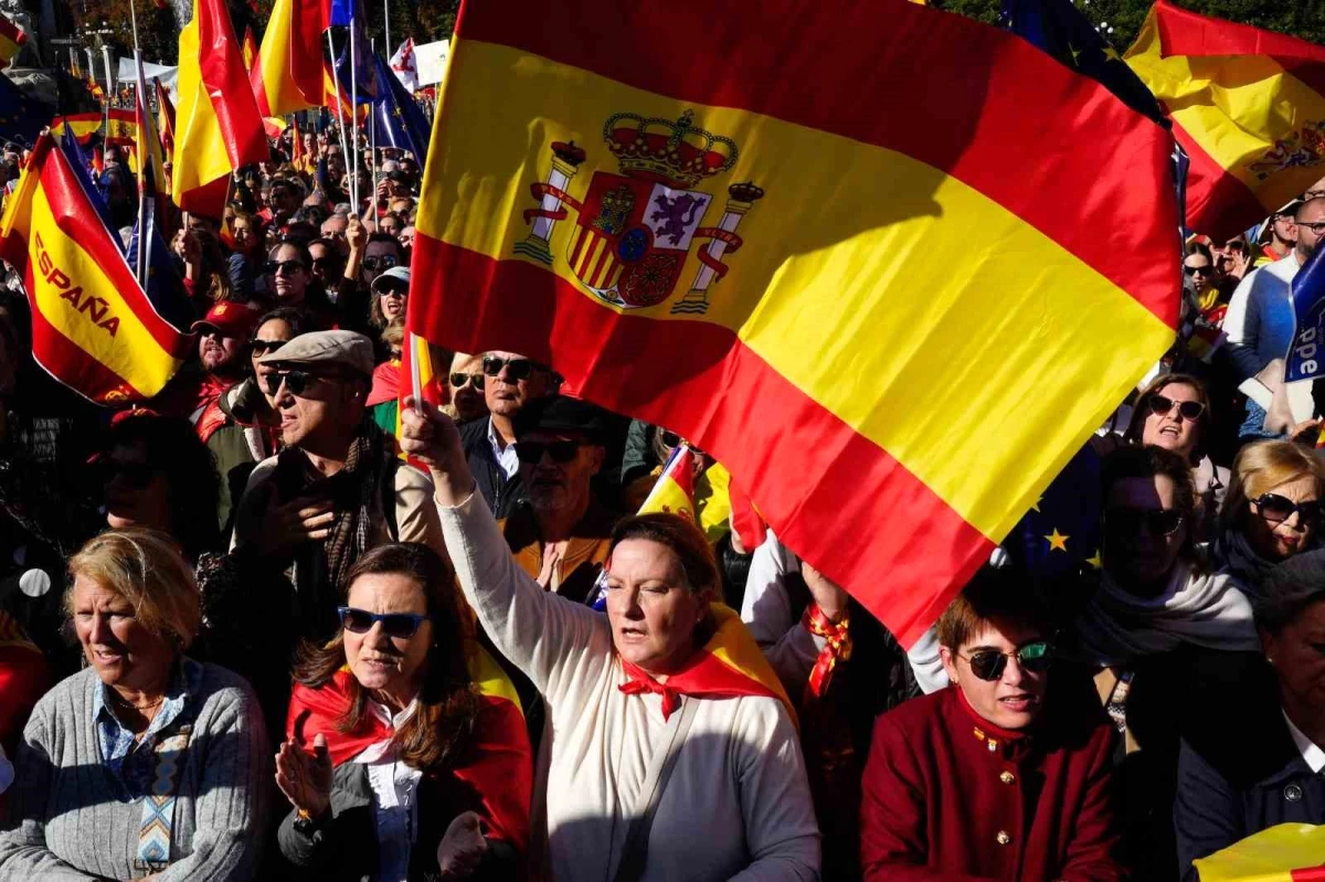 İspanya\'da Katalan ayrılıkçılara yönelik af tasarısı protesto edildi