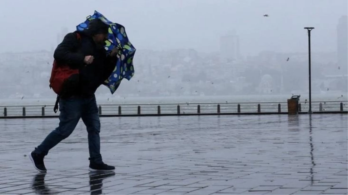 İstanbul\'da etkili olan fırtına nedeniyle uçak seferlerinin ardından vapur seferleri de iptal edildi