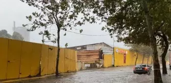 İzmir'de Aniden Bastıran Sağanak Cadde ve Sokakları Göle Çevirdi