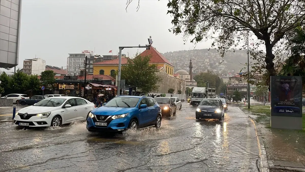 İzmir\'de Şiddetli Sağanak ve Fırtına Sonucu Su Baskınları ve Trafik Aksamaları Yaşandı