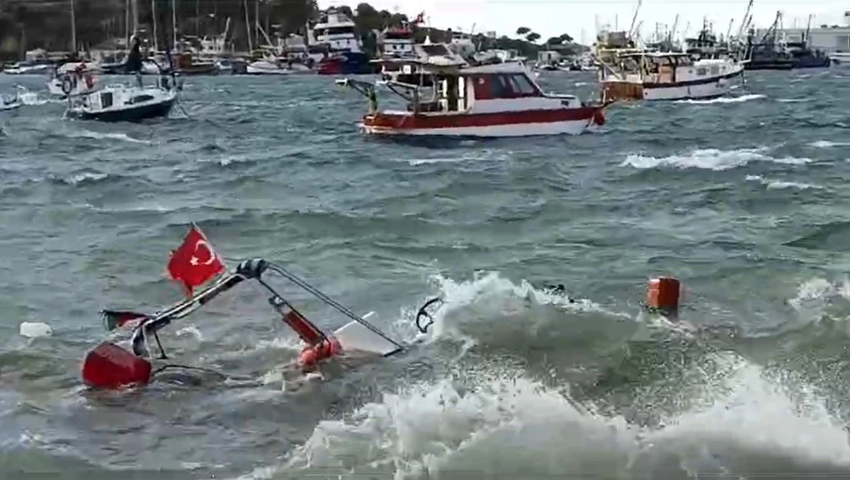 İzmir\'de fırtına: Balıkçı tekneleri battı, dalga boyu 3 metreyi buldu