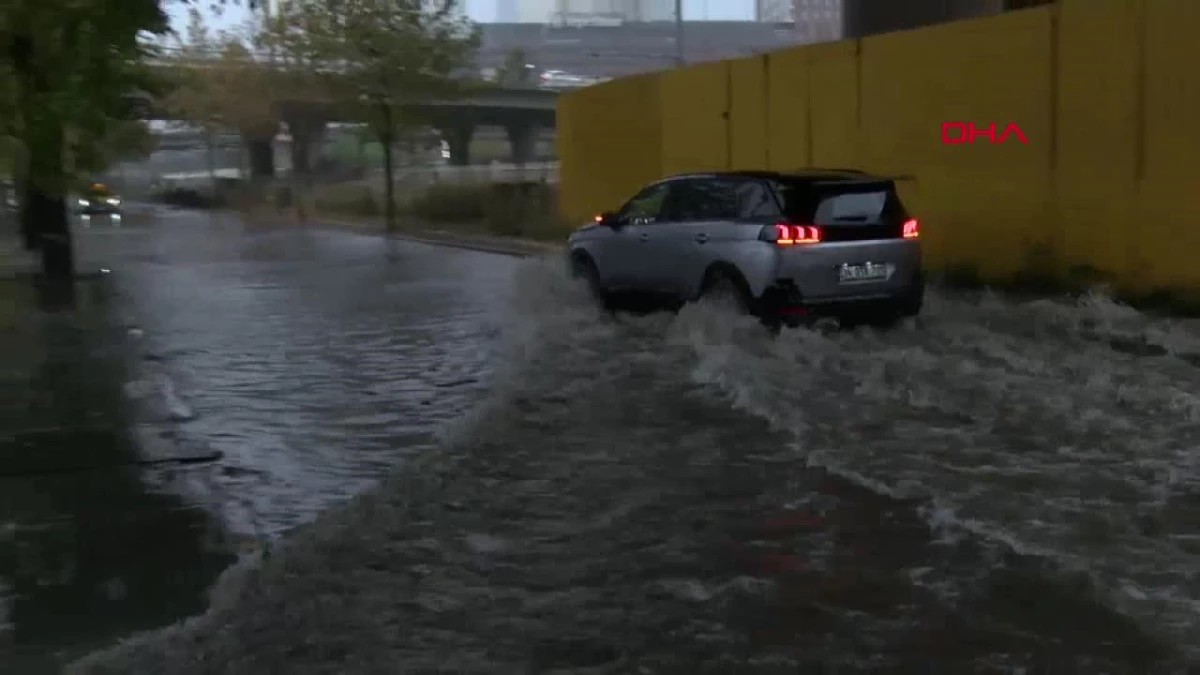 İzmir\'de Aniden Bastıran Sağanak Yağış Cadde ve Sokakları Göle Çevirdi