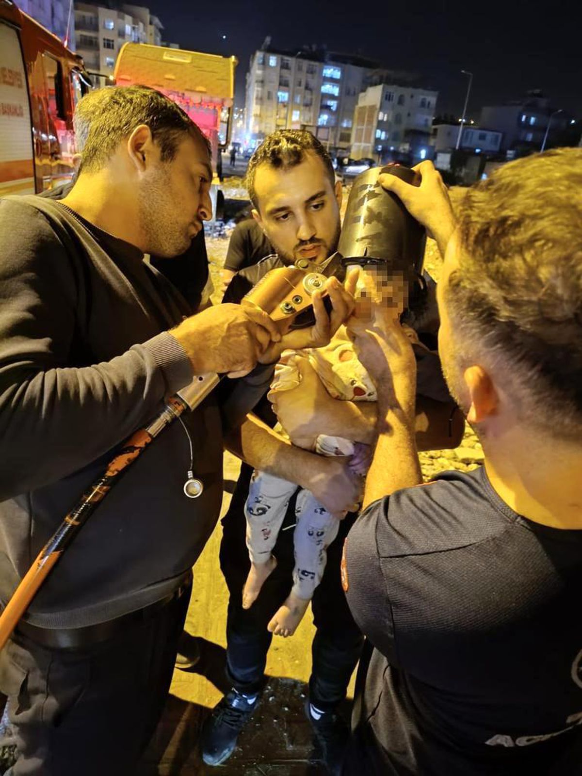 İskenderun\'da kafası kovaya sıkışan çocuğa itfaiye ekipleri müdahale etti