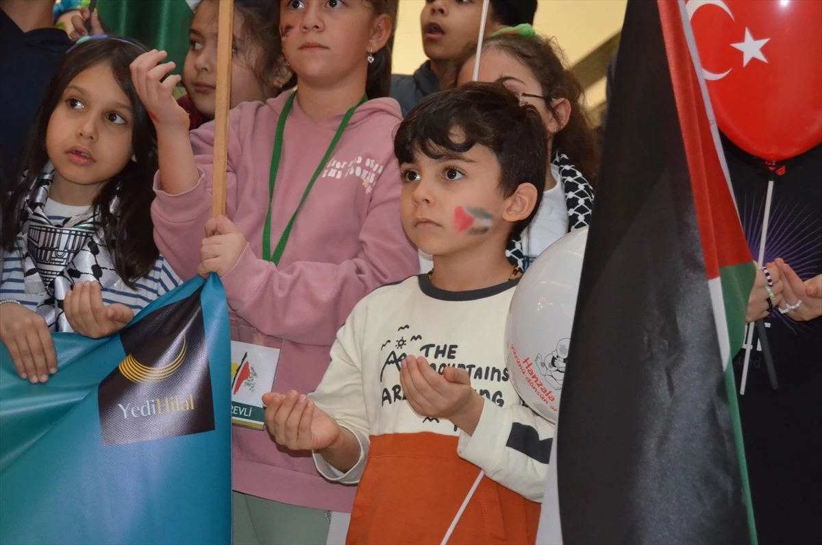 Kütahya\'da Çocuklar Filistinli Yaşıtlarına Destek Yürüyüşü Yaptı