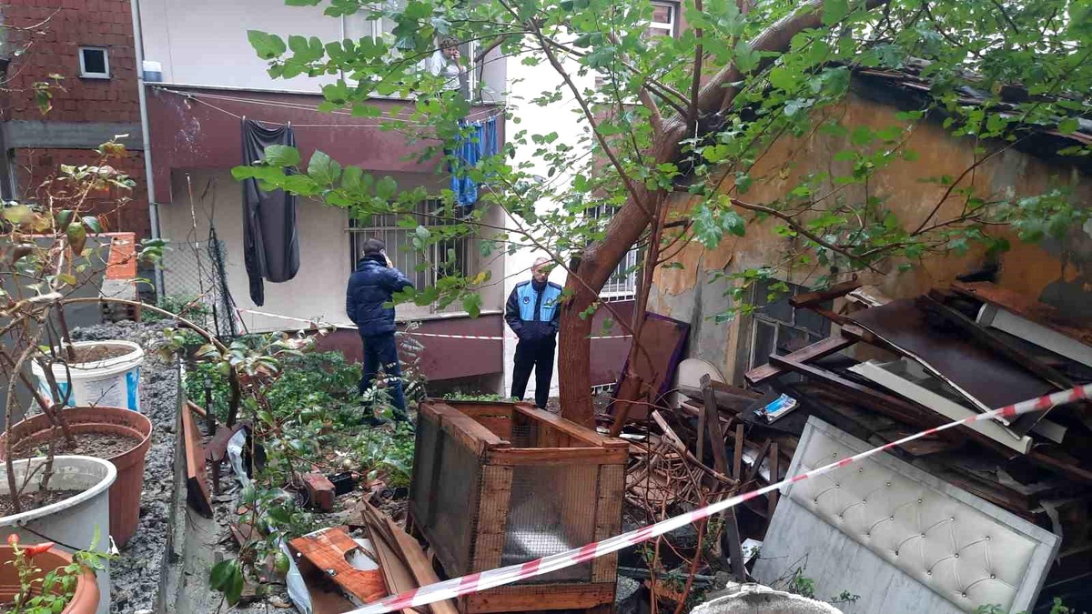 Kağıthane\'de İstinat Duvarı Çöktü