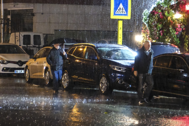 Meteoroloji uyarmıştı: Şiddetli yağış birçok kenti esir aldı