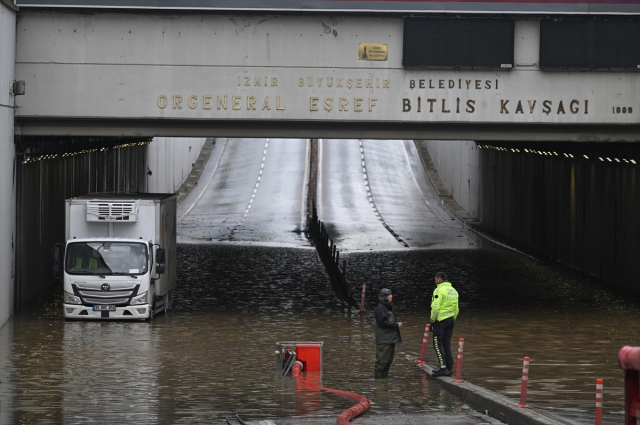 Meteoroloji uyarmıştı: Şiddetli yağış birçok kenti esir aldı