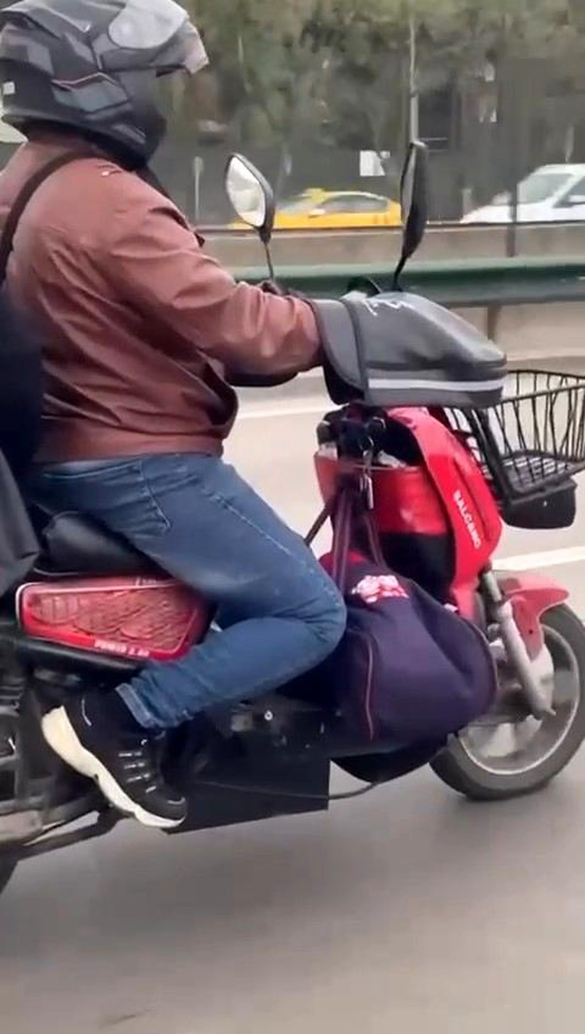 Bursa\'da Baba Motosikletinin Önüne Bebeğini Koyarak İlerledi