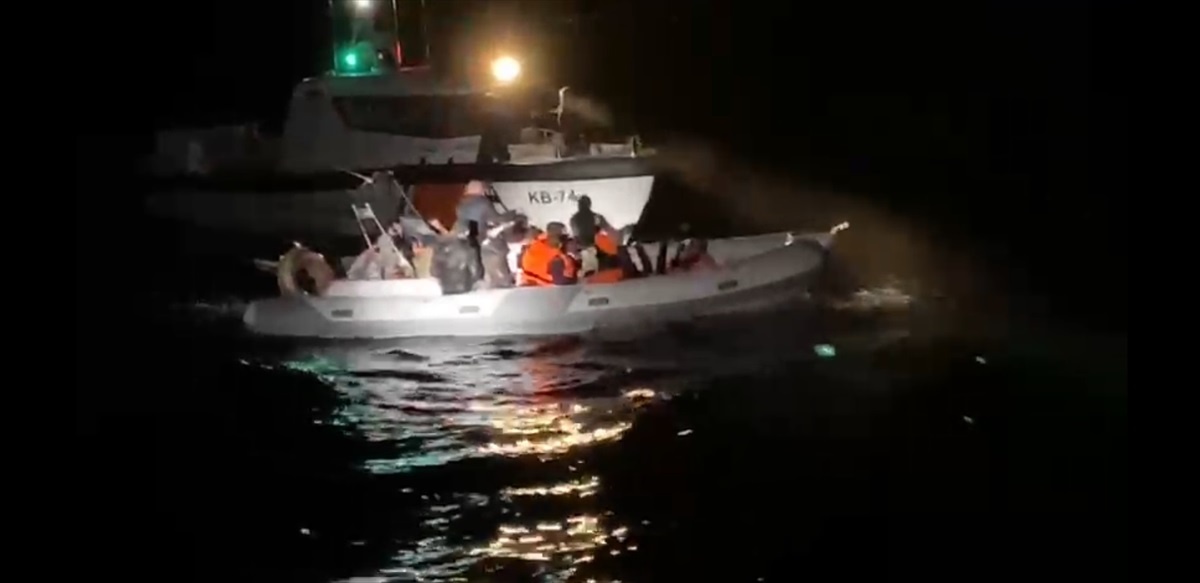Fethiye\'de lastik botta 19 düzensiz göçmen yakalandı