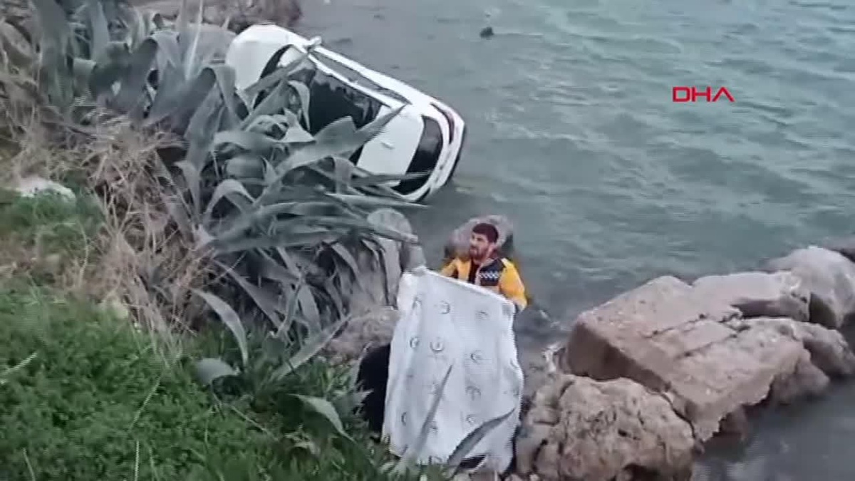 Muğla\'da otomobil sahil bandından düşerek yaralanan yaşlı adam hastaneye kaldırıldı