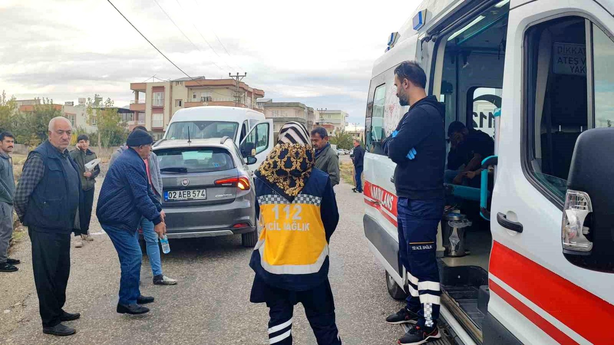 Adıyaman Kahta\'da otomobil ile minibüs çarpıştı: 5 yaralı