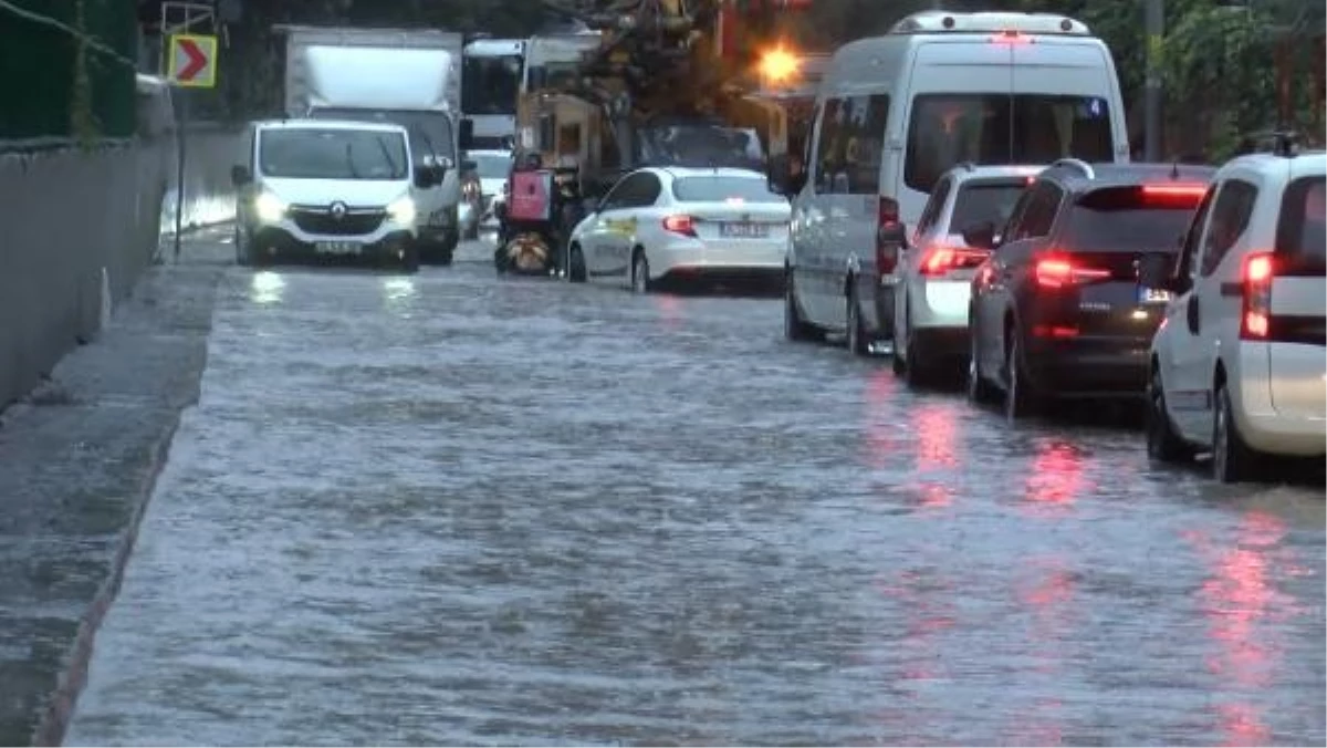 İstanbul\'da Yağmur Suyu Baskınları Araçları Etkiledi