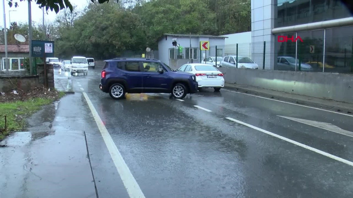 İstanbul\'da Yağmur Suyu Baskınları: Araçlar Güçlükle İlerliyor