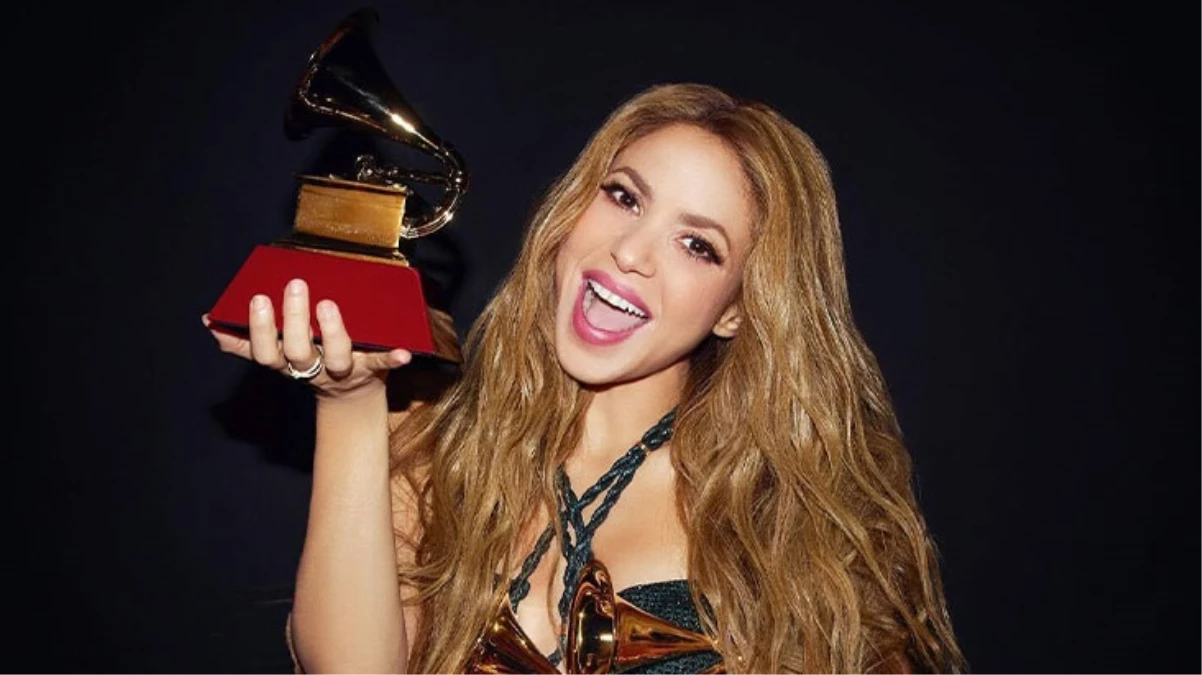 Pique\'ye salladığı şarkıyla Latin Grammy\'i kazananan Shakira\'ya ödülünü Ramos verdi