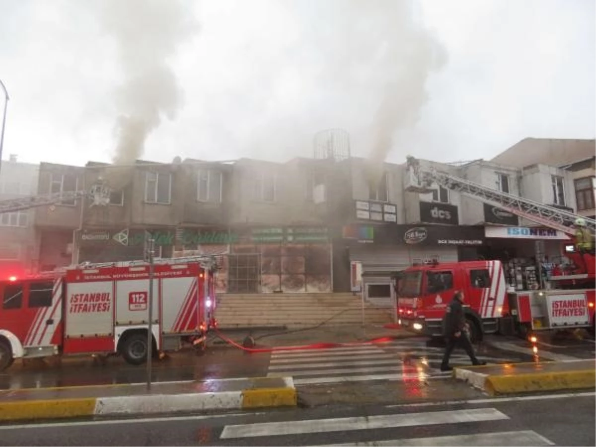 Sultanbeyli\'de Otomobil Filtreleri İşyerinde Yangın Çıktı