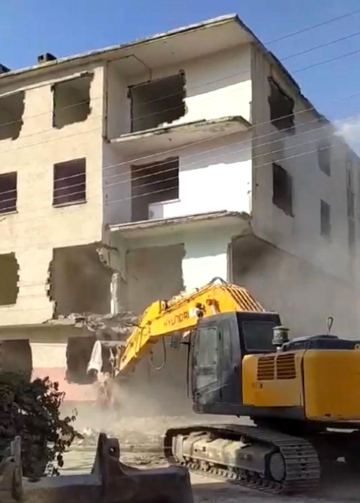 Elazığ\'da depremde ağır hasarlı bina iş makinesiyle yıkıldı