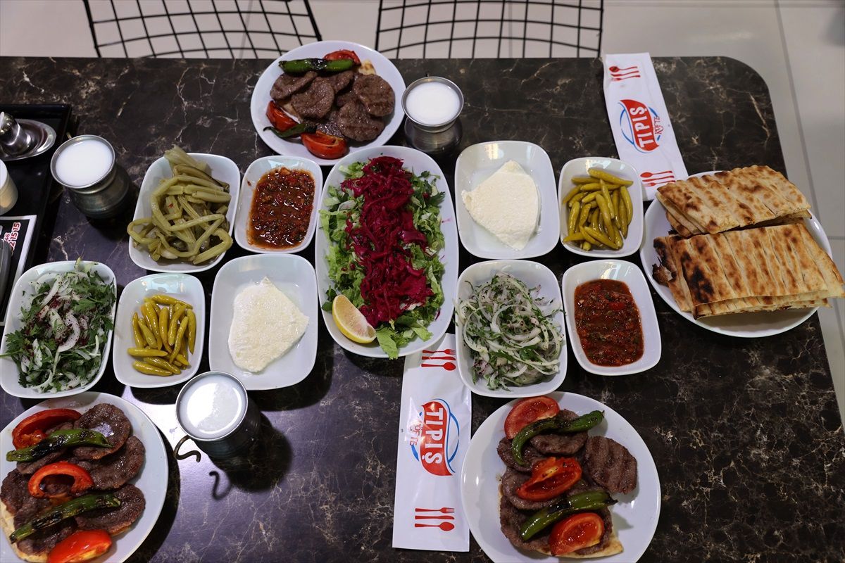 Sivas\'ta Özel Tasarlanmış Makineyle Sivas Köftesi Üretimi