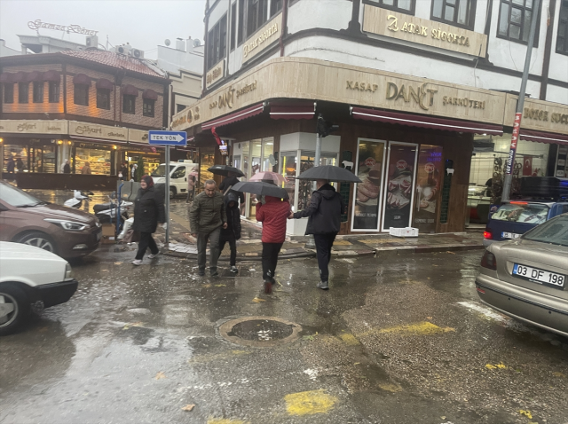 Türkiye'nin Birçok Bölgesinde Şiddetli Yağış ve Fırtına Hayatı Olumsuz Etkiledi
