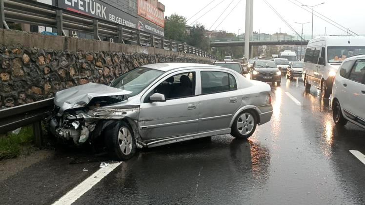 Kocaeli D100 Karayolu\'nda Yağış Nedeniyle Meydana Gelen Kaza